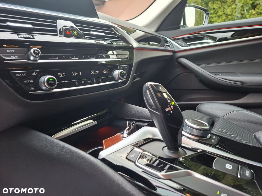 BMW Seria 5 518d Sport Line - 18