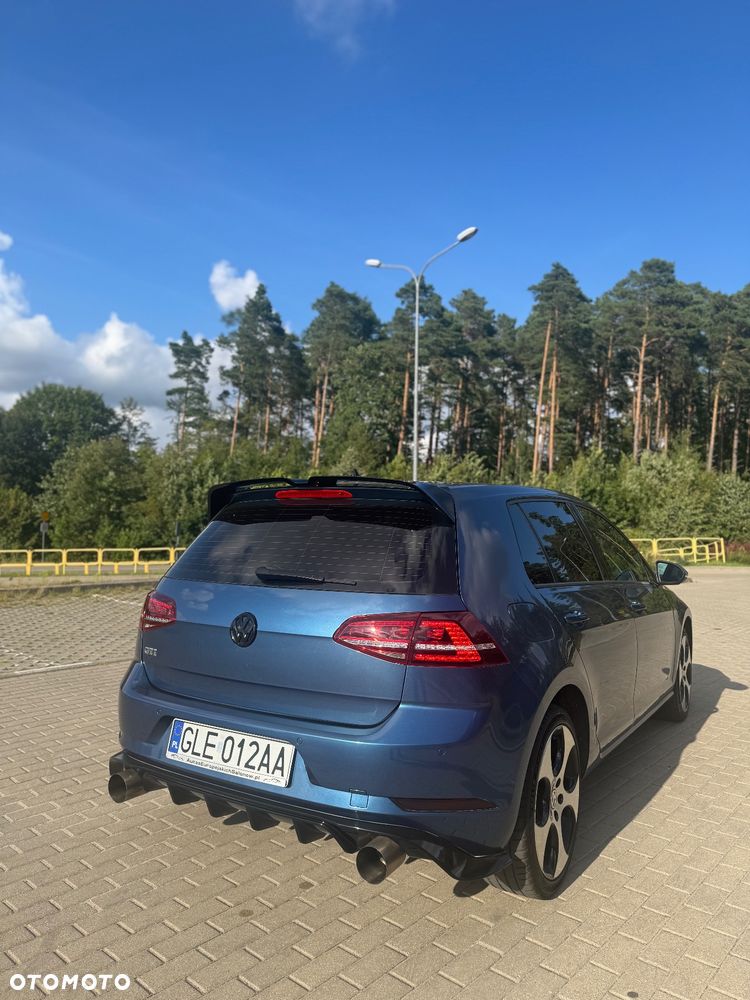 Volkswagen Golf - 6