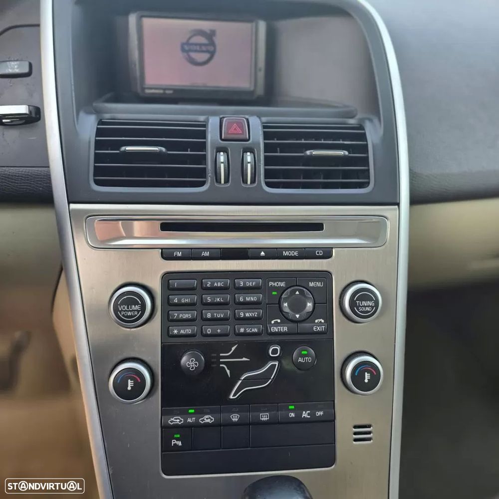Volvo XC 60 2.4 D Momentum Geartronic - 13