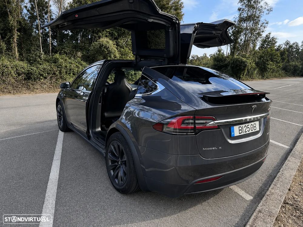 Tesla Model X - 4