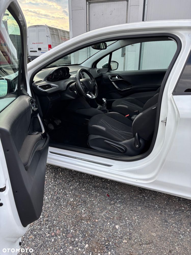 Peugeot 208 - 10