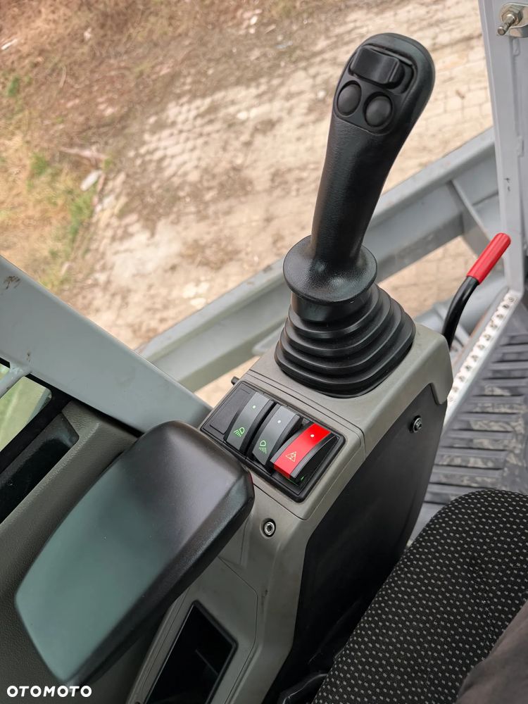 Wacker Neuson EZ50 Koparka Gąsienicowa 5,5 Tony. 2022 rok. 1400 mtg. Jak Nówka z salonu! ani deka luzów czy wycieków! Pochodzi z Gospodarstwa Norweskiego! Aktualne serwisy DEKRA BMWT. 2 łyżki. Silnik PERKINS 4 cyl. 52km. Maszyna Full wypasiona! Bogata wersja Norweska! Klima. Radio Usb. Szybkozłącze Hydrauliczne. OKAZJA. Pełny Oryginał historia do sprawdzenia w Wacker autoryzowany! - 37