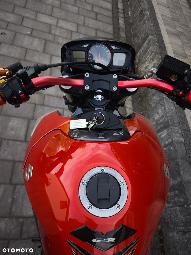 Suzuki GSR - 26
