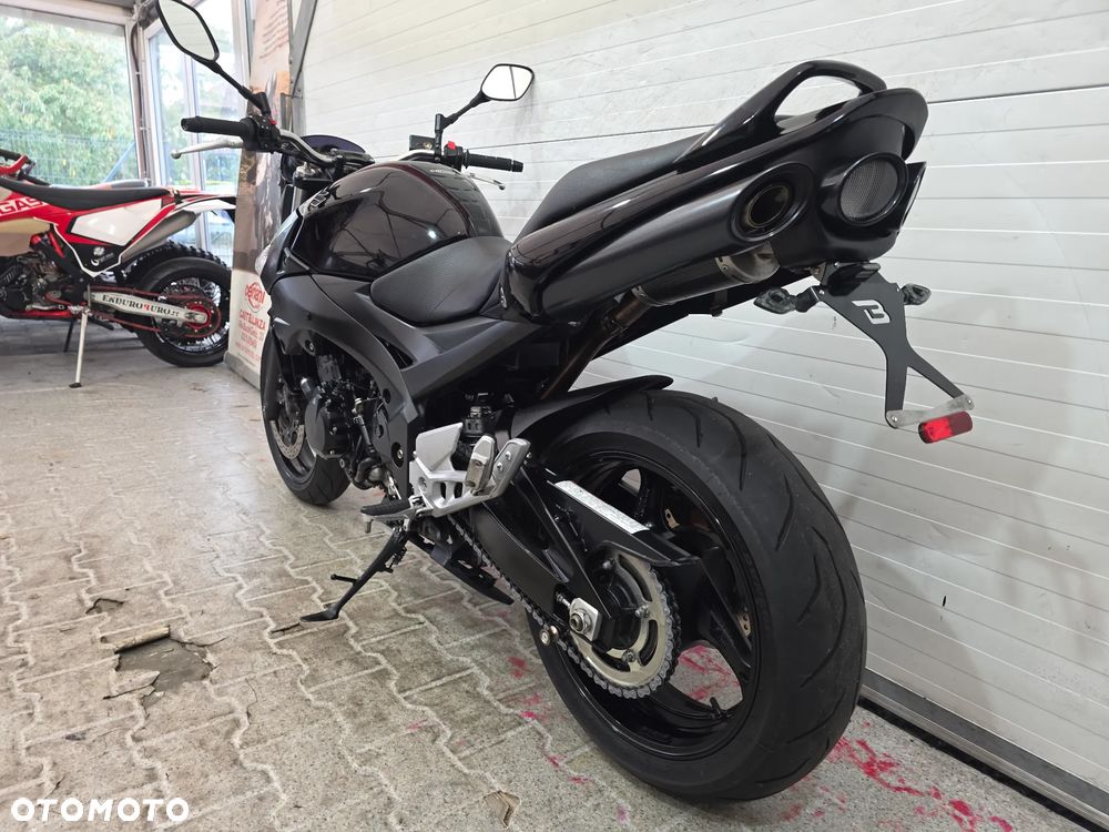 Suzuki GSR - 12
