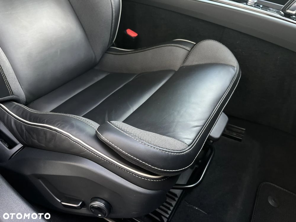 Volvo V60 B4 B R-Design - 36