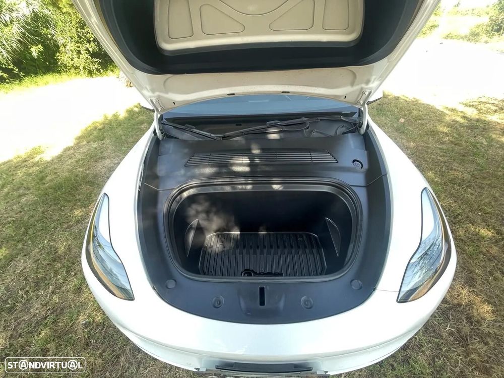Tesla Model Y Long Range Dual Motor AWD — fotografia 23