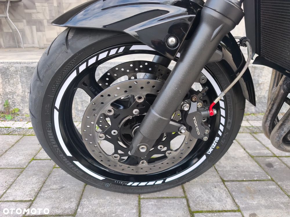 Suzuki GSR - 23