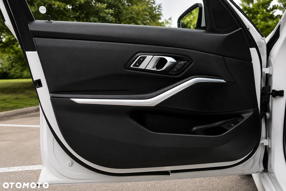 BMW Seria 3 330i xDrive - 11