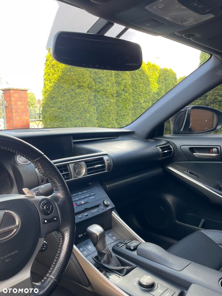 Lexus IS 200t F Sport - 32