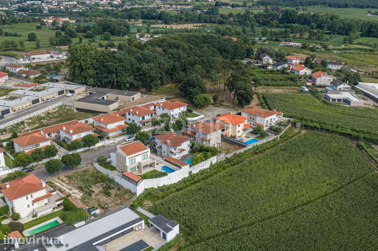 Moradia T3 Suítes e Piscina em Zona Calma próximo ao Rio do Prado! - Grande imagem: 4/48