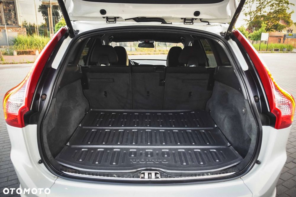 Volvo XC 60 2.4D AWD Momentum - 28