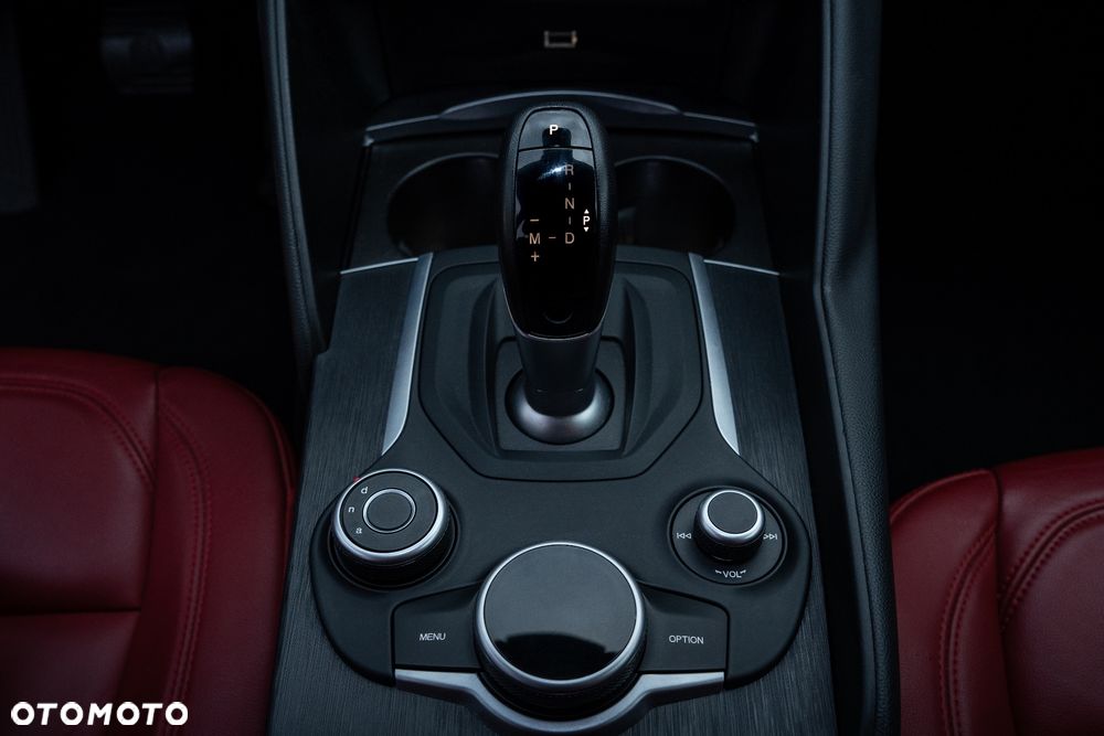 Alfa Romeo Giulia 2.0 Turbo 16V AT8 Veloce Ti - 8