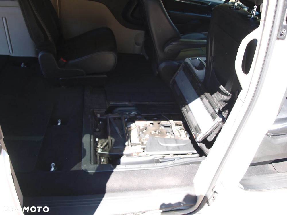 Chrysler Town & Country 3.6 Touring - 13