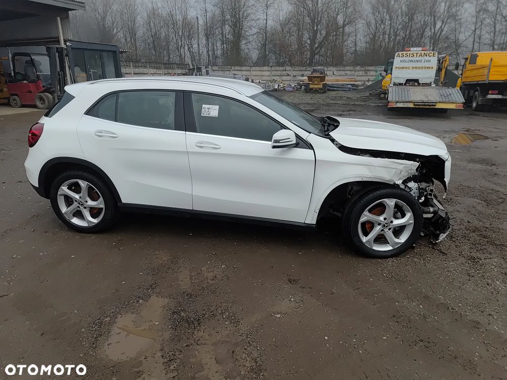 Mercedes-Benz GLA - 11