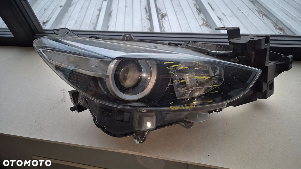 MAZDA 3 LIFT LAMPA PRAWA PRZÓD PORYSOWANY KLOSZ