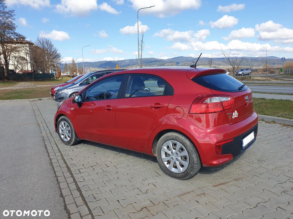 Kia Rio 1.2 L - 6