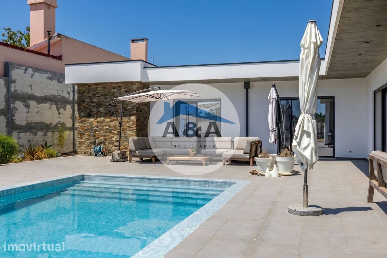 Moradia Térrea com Piscina Privativa a poucos Minutos da Nazaré - Grande imagem: 4/60