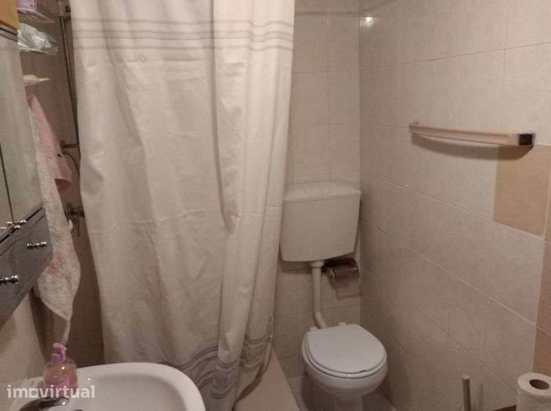 Garagem transformada em T1 - Grande imagem: 2/3