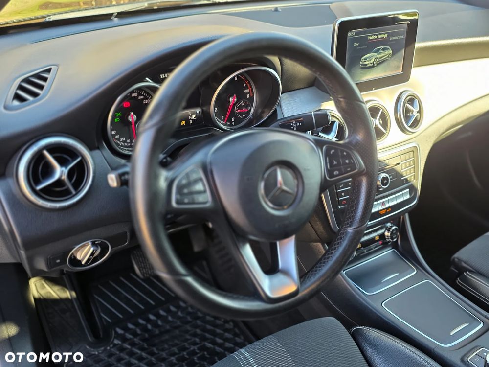 Mercedes-Benz CLA 180 7G-DCT Peak Edition - 11