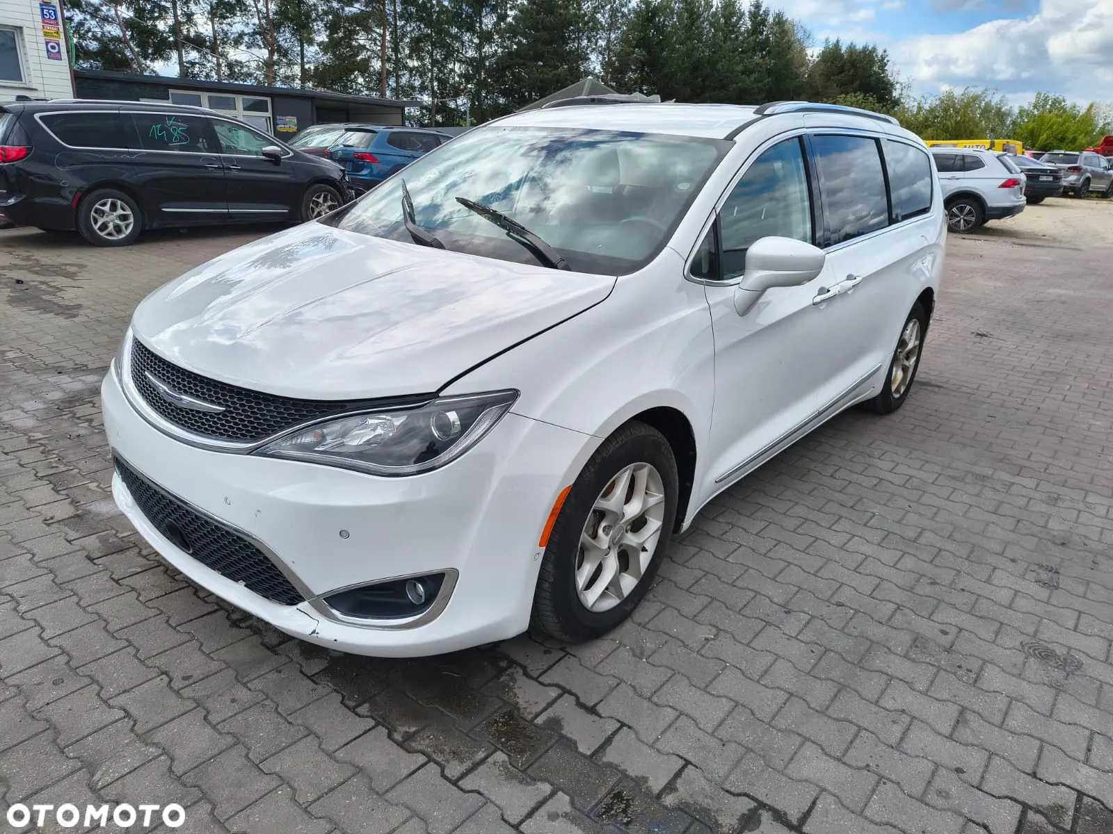 Chrysler Pacifica - 2