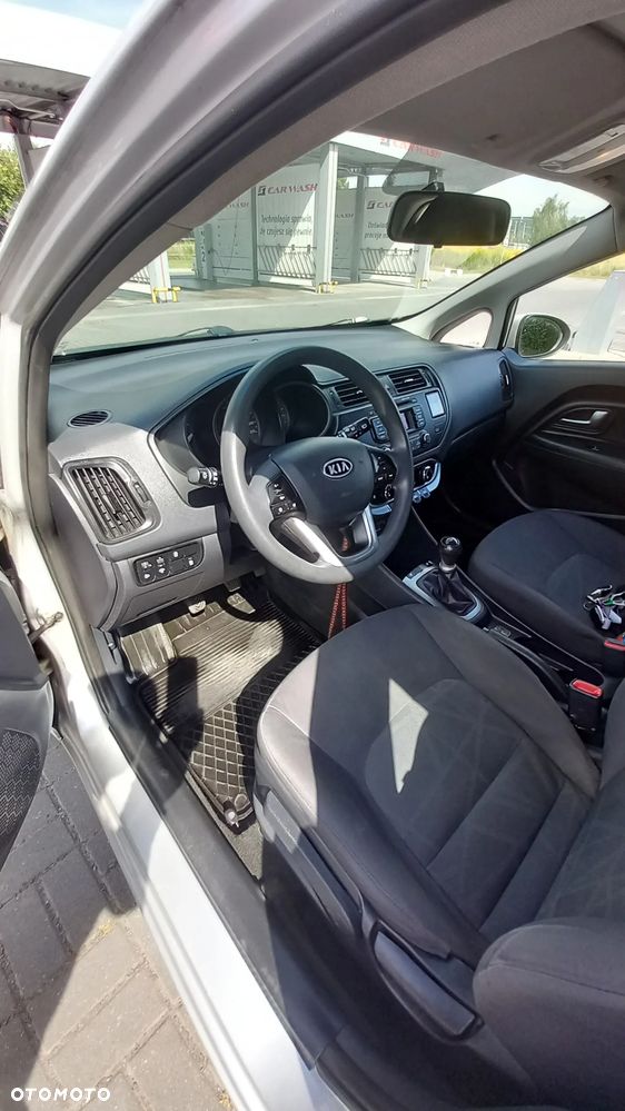 Kia Rio 1.2 L - 6