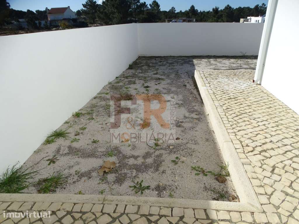 Geminada Duplex T3 Duas Suites com Pérgula Fernão Ferro - Grande imagem: 3/51