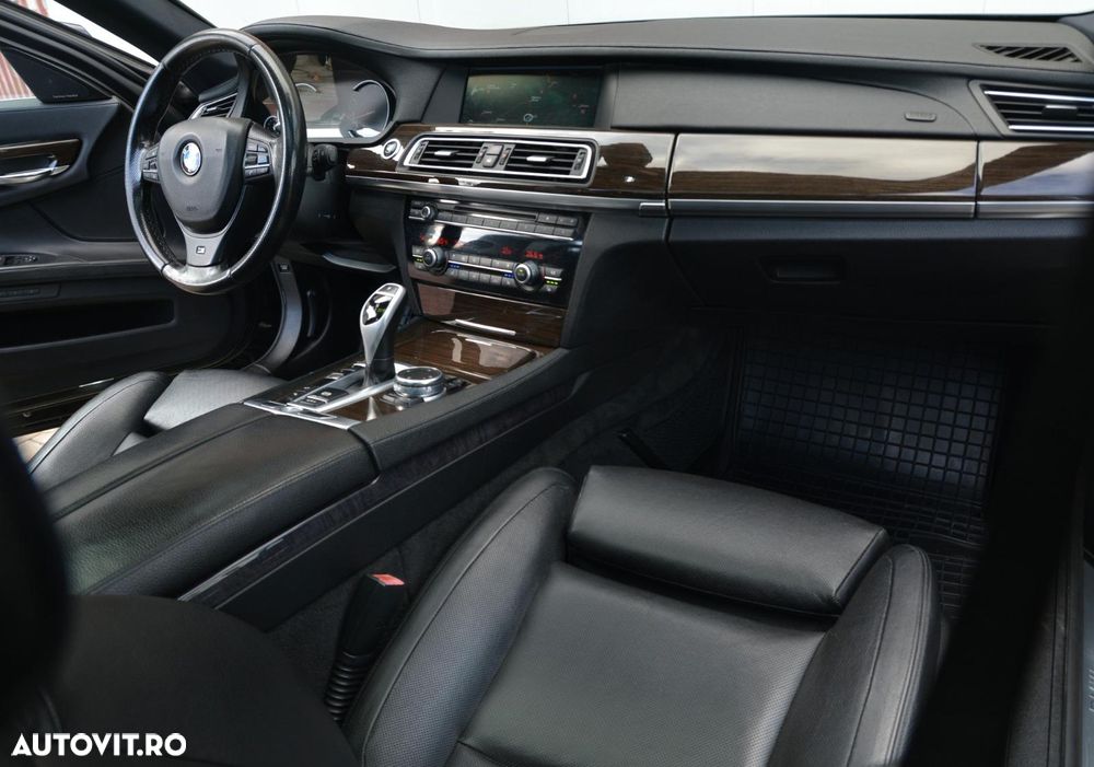 BMW Seria 7 750i - 8