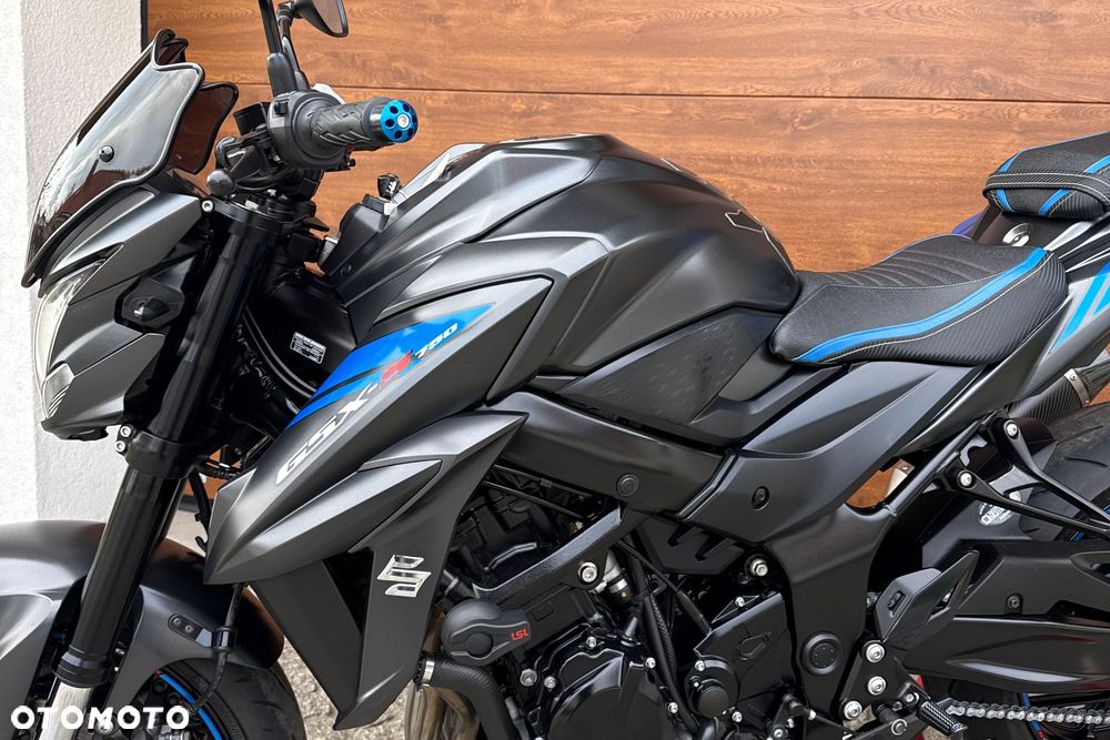 Suzuki GSX - 23