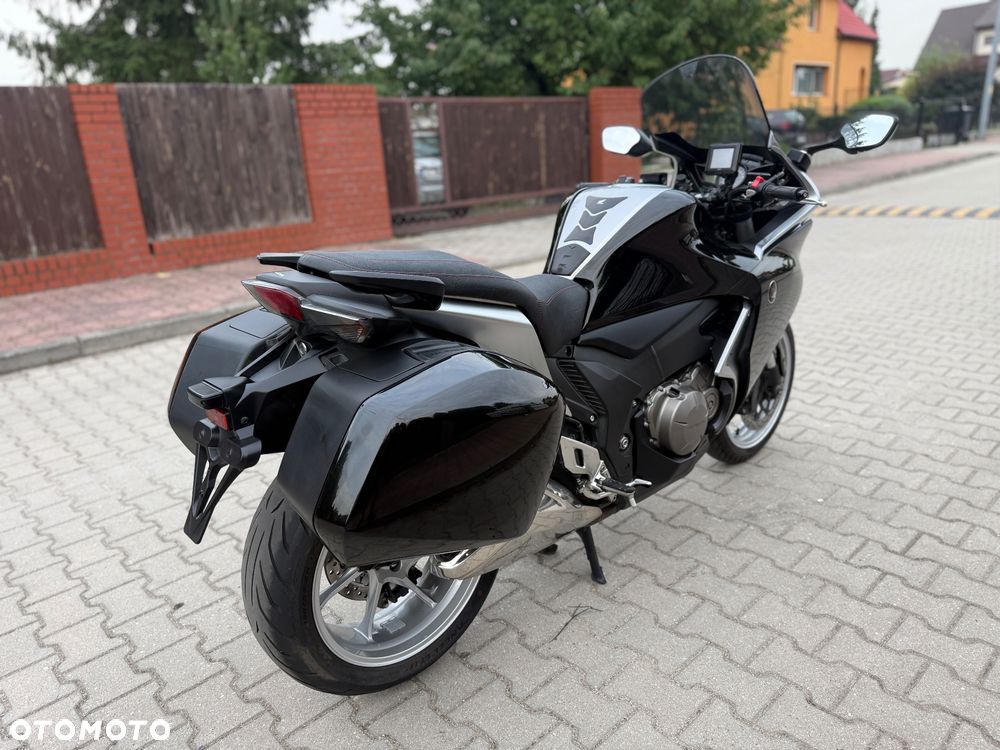 Honda VFR - 13
