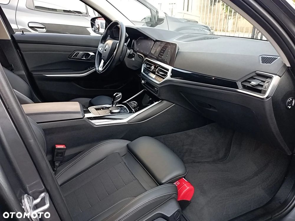 BMW Seria 3 318i - 9