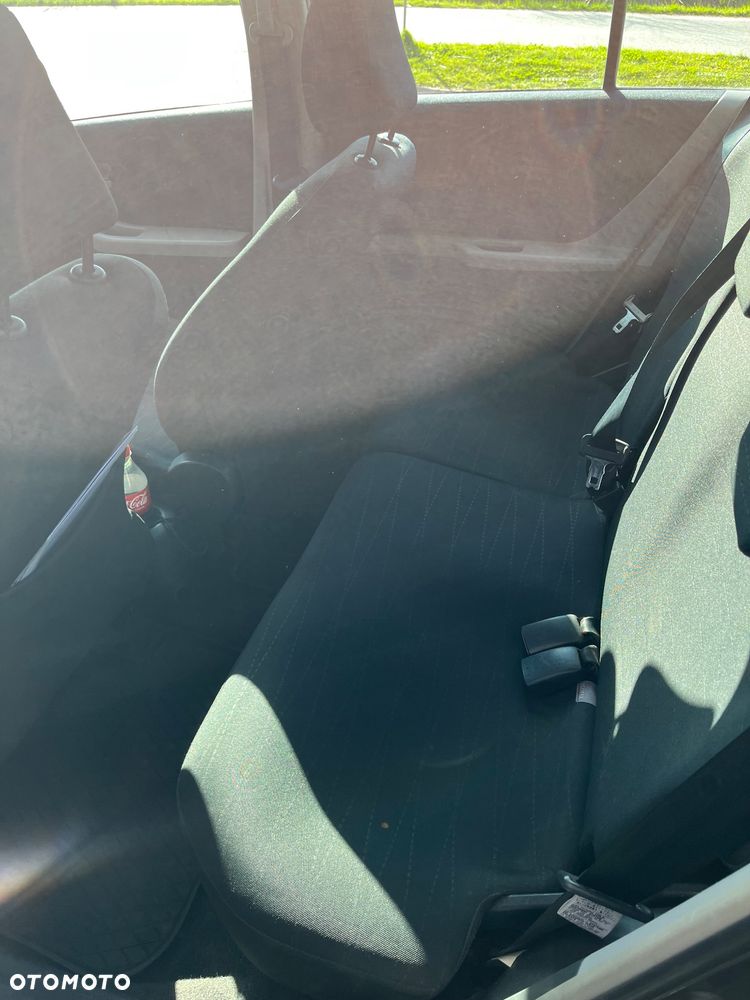 Toyota Yaris 1.3 - 8