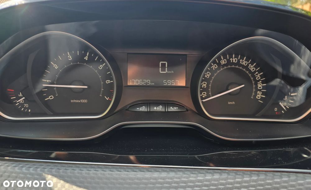 Peugeot 2008 1.2 Pure Tech Style S&S - 11