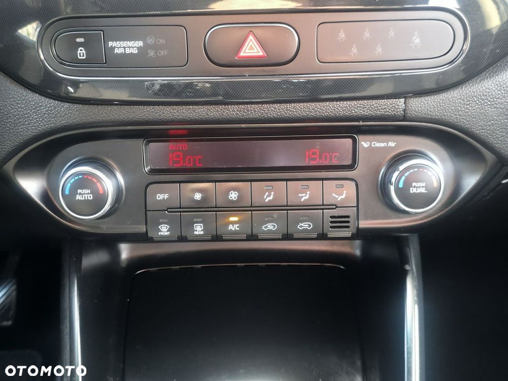 Kia Carens - 16