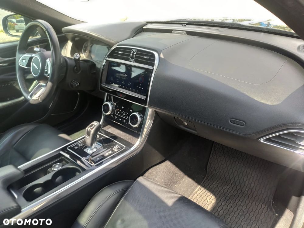 Jaguar XE P250 S - 19