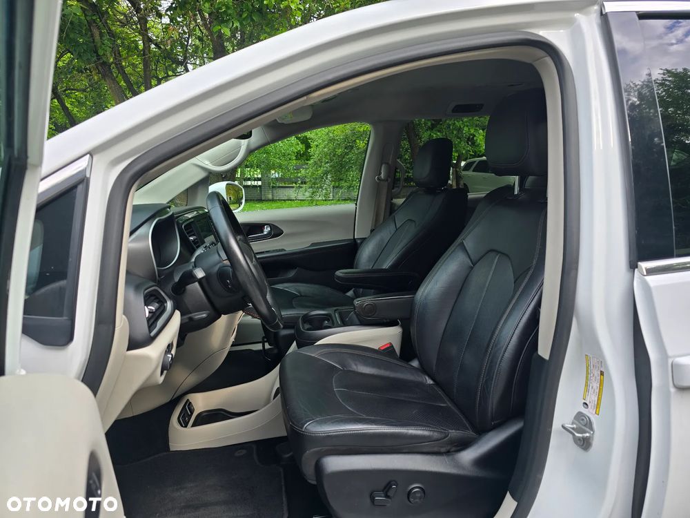 Chrysler Pacifica - 11