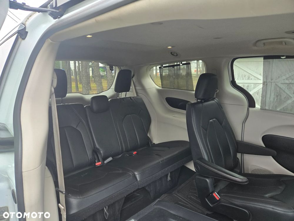 Chrysler Pacifica - 15