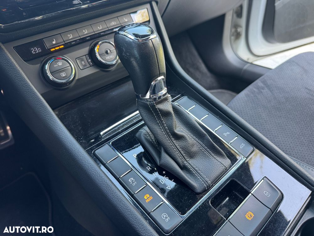 Skoda Superb 2.0 TDI DSG Premium Edition - 36