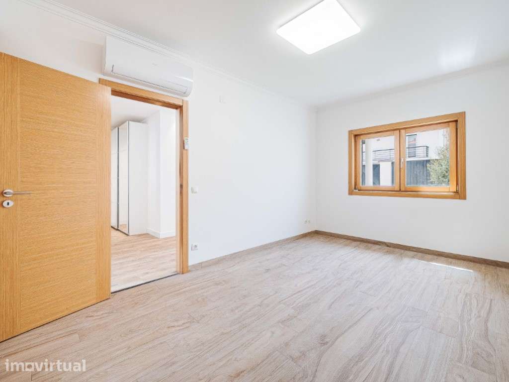 Moradia de Luxo T4+1 com Jardim e Garagem em Localização Prime em C... - Grande imagem: 3/60