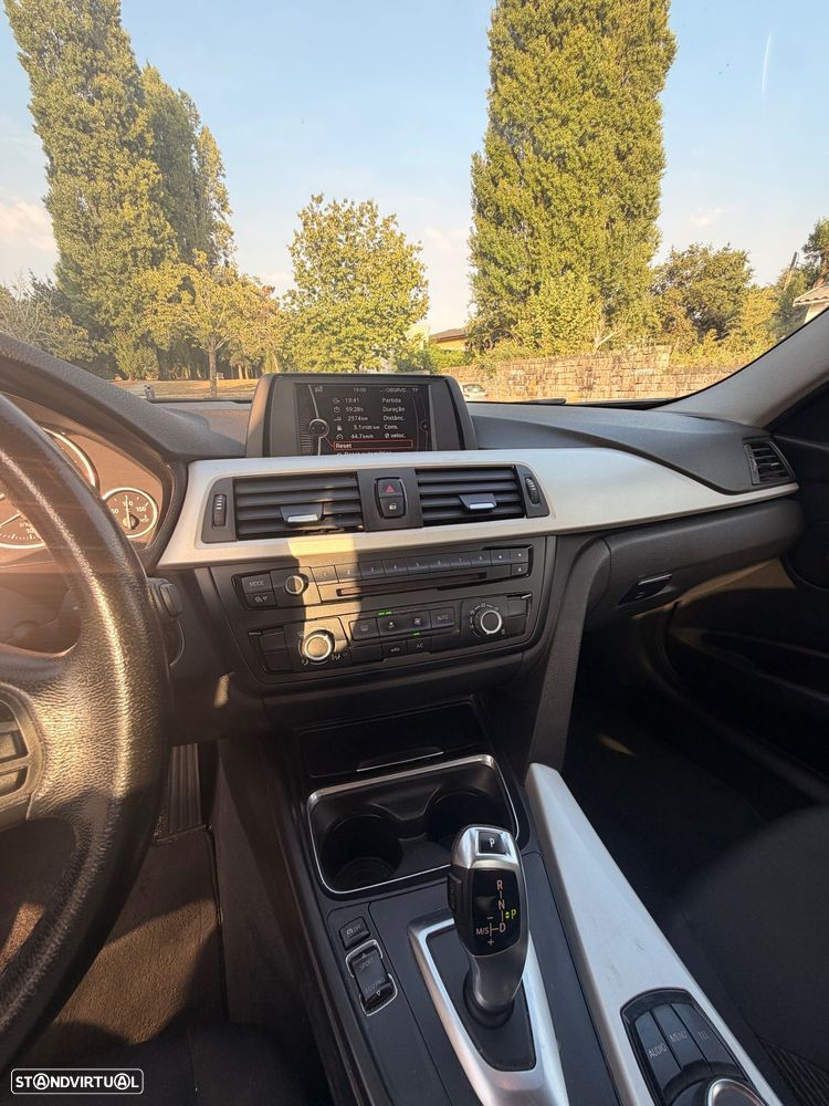 BMW 318 d Auto - 24