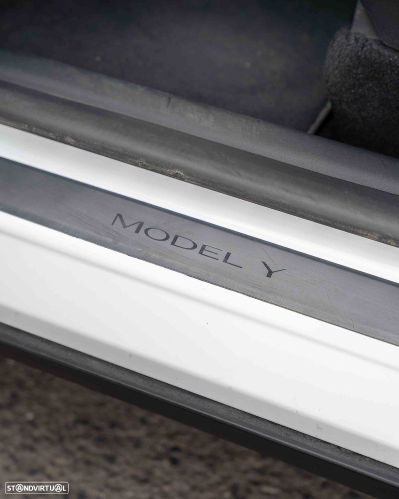 Tesla Model Y Long Range Dual Motor AWD - 26