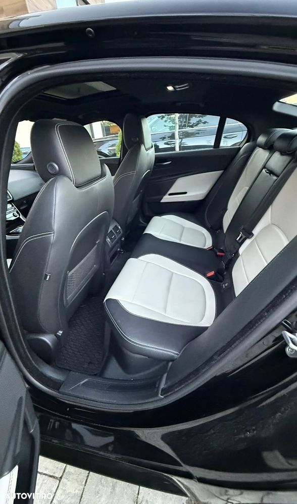Jaguar XE 2.0 Portfolio - 21