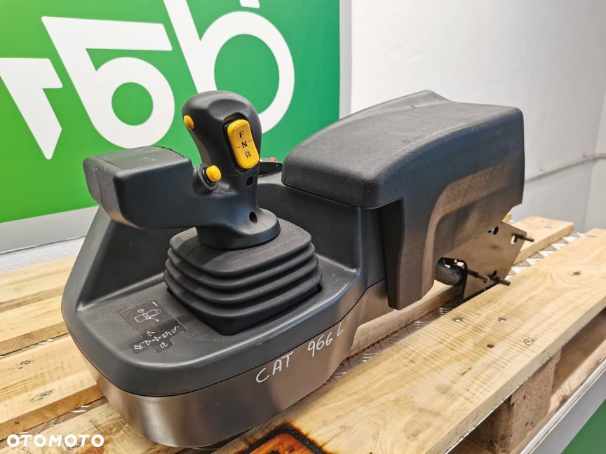 Podłokietnik z joystickiem Cat 924K - 7