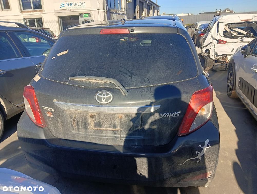 Maska (Lampy Zderzaki, Drzwi, Kierownica, Fotele,) Toyota Yaris 3 1.0 Benzyna 69 Km 2013 R Gen. 3 - 4