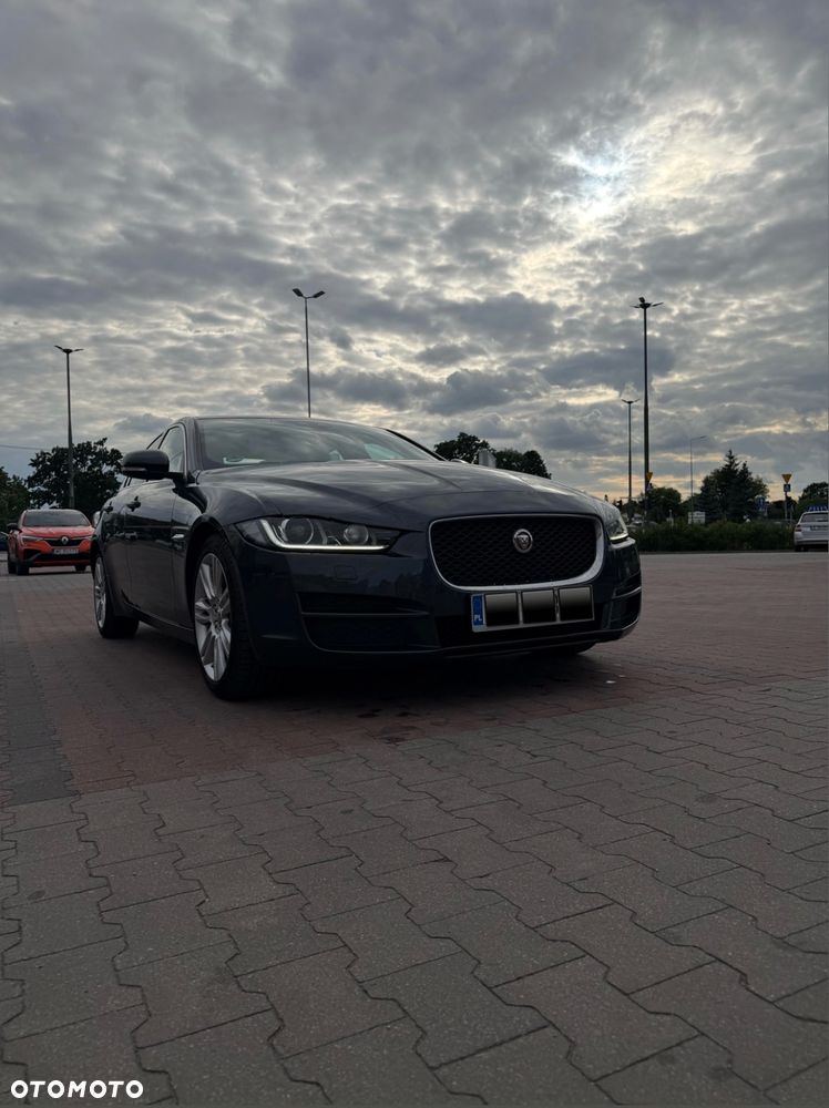 Jaguar XE 2.0 D AWD R-Sport - 2