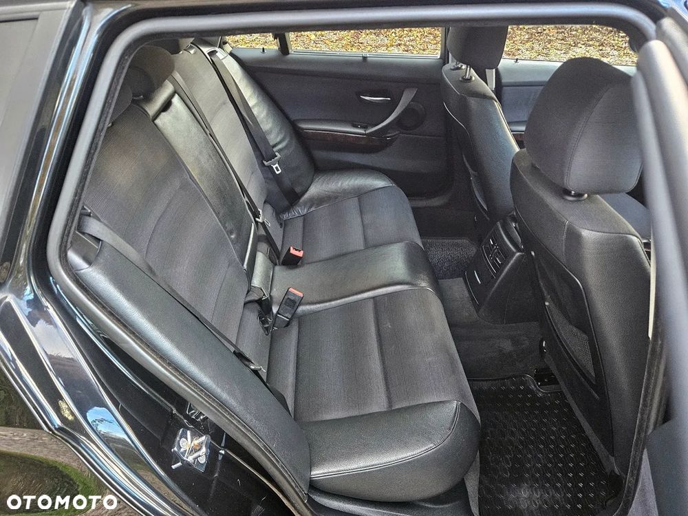 BMW Seria 3 325i Touring - 26