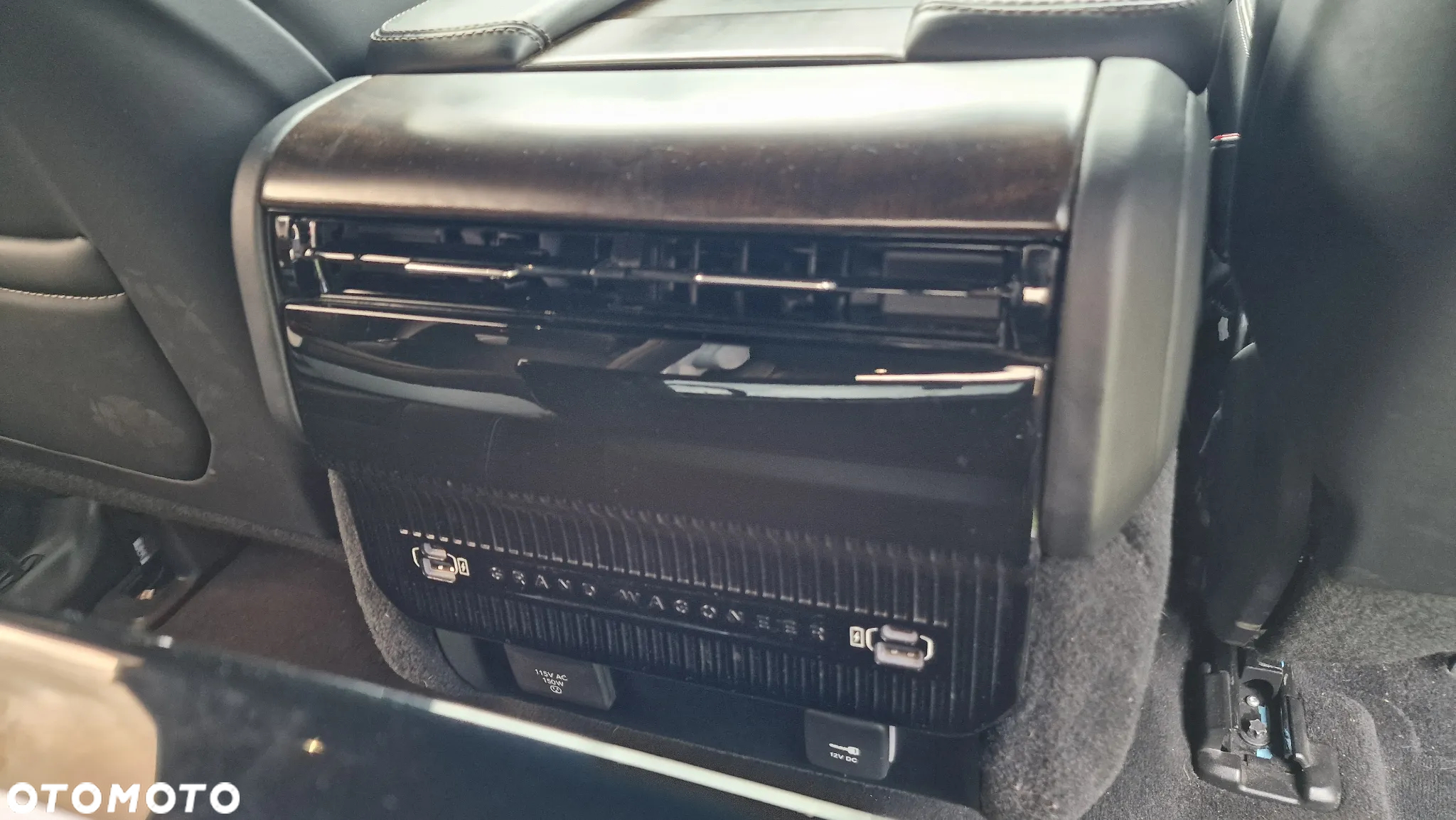 Jeep Grand Wagoneer - 17
