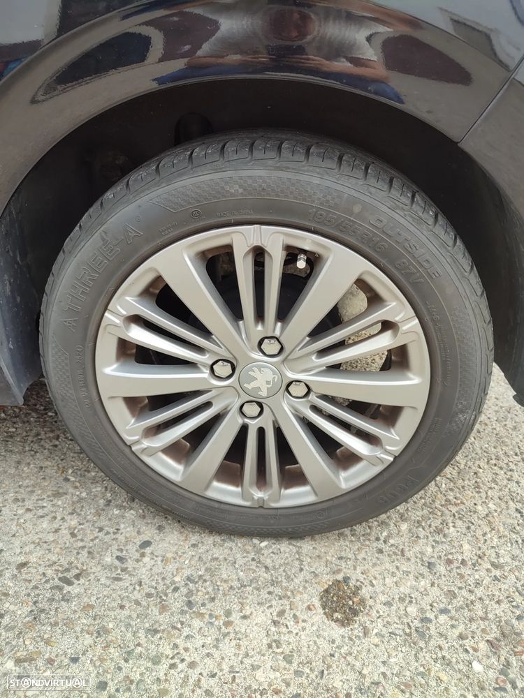 Peugeot 208 1.2 PureTech Signature - 6