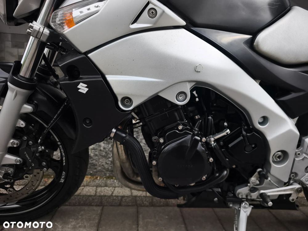 Suzuki GSR - 29