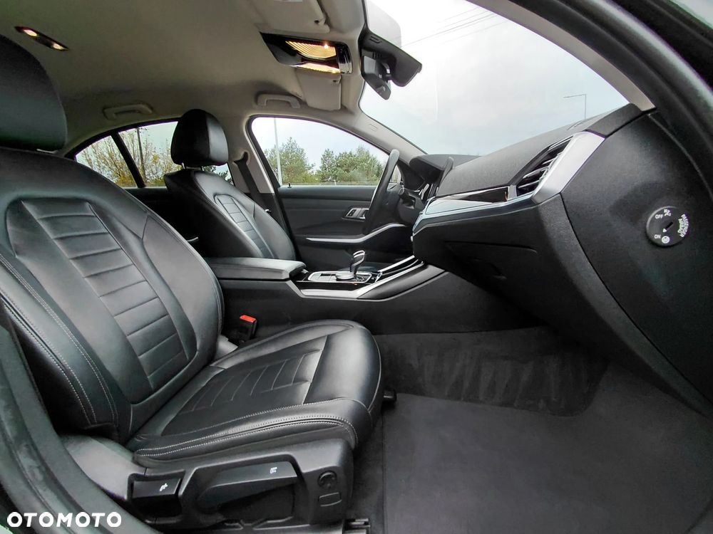 BMW Seria 3 320d xDrive Luxury Line sport - 33