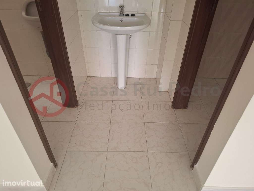 Loja ampla na Av. Cidade de Lisboa, Cacém e São Marcos - Grande imagem: 4/13